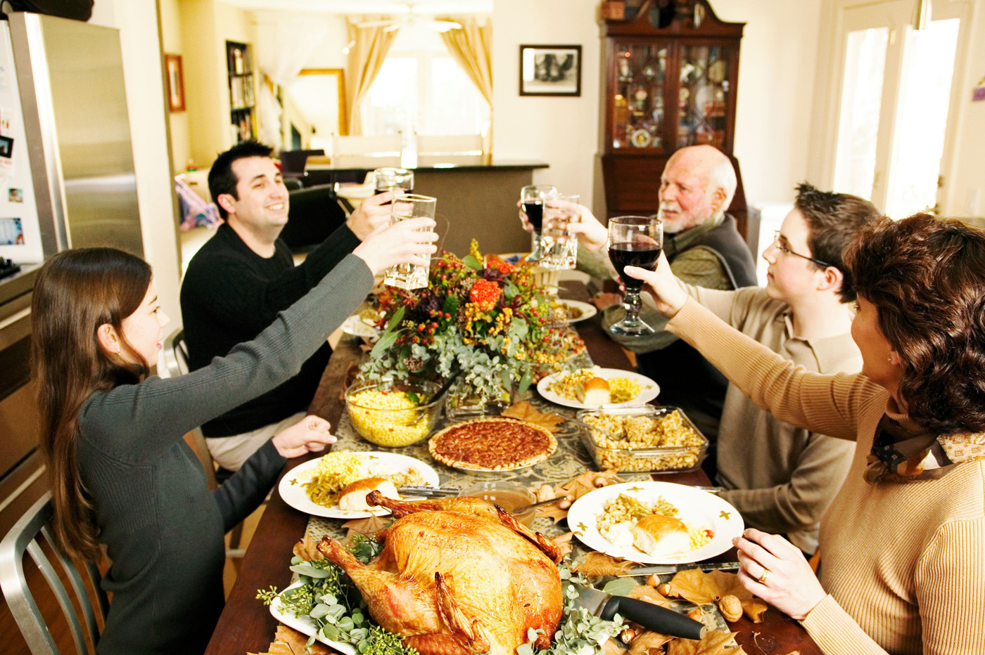 Угощу ужином. День Благодарения в США. Застолье в Америке. Семейный ужин. Ужин за большим столом.